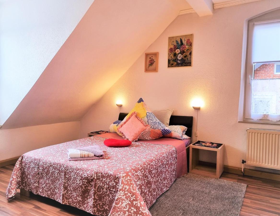 Apartment Bayreuth, Grosse Ferienwohnung Im Haus Mit Kunst, 3 Schlafzimmer, Kueche, Parkplatz Buitenkant foto